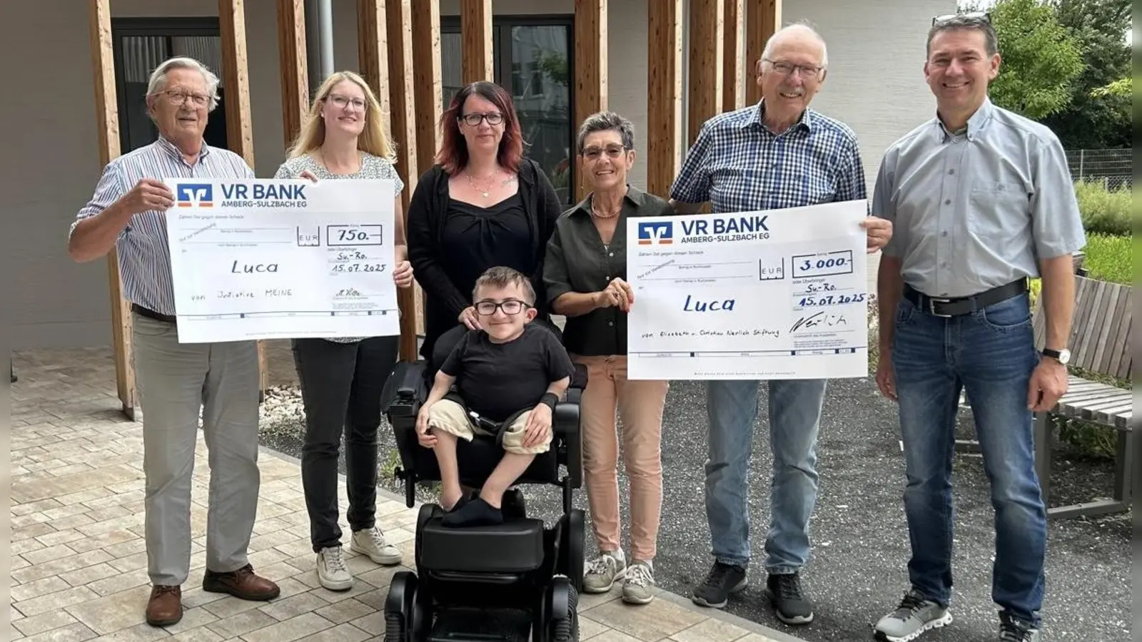 Von links nach rechts: 1. Vorstand Initiative MEINE e.V. Manfred Lilla mit Jasmin Suchomel, Mama Andrea Lehmeier mit Luca, Gründungsvorstände Stiftung MEINE Elisabeth und Christian Nerlich mit Vorstand Stefan Luft (Bild: Christian Suchomel)