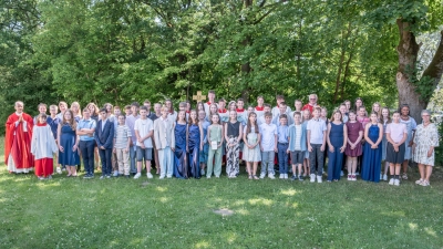 Firmlinge mit Pater James, Firmspender Neumüller und PGR-Sprecherin Frau Baumgardt (Bild: Pixelschmid)