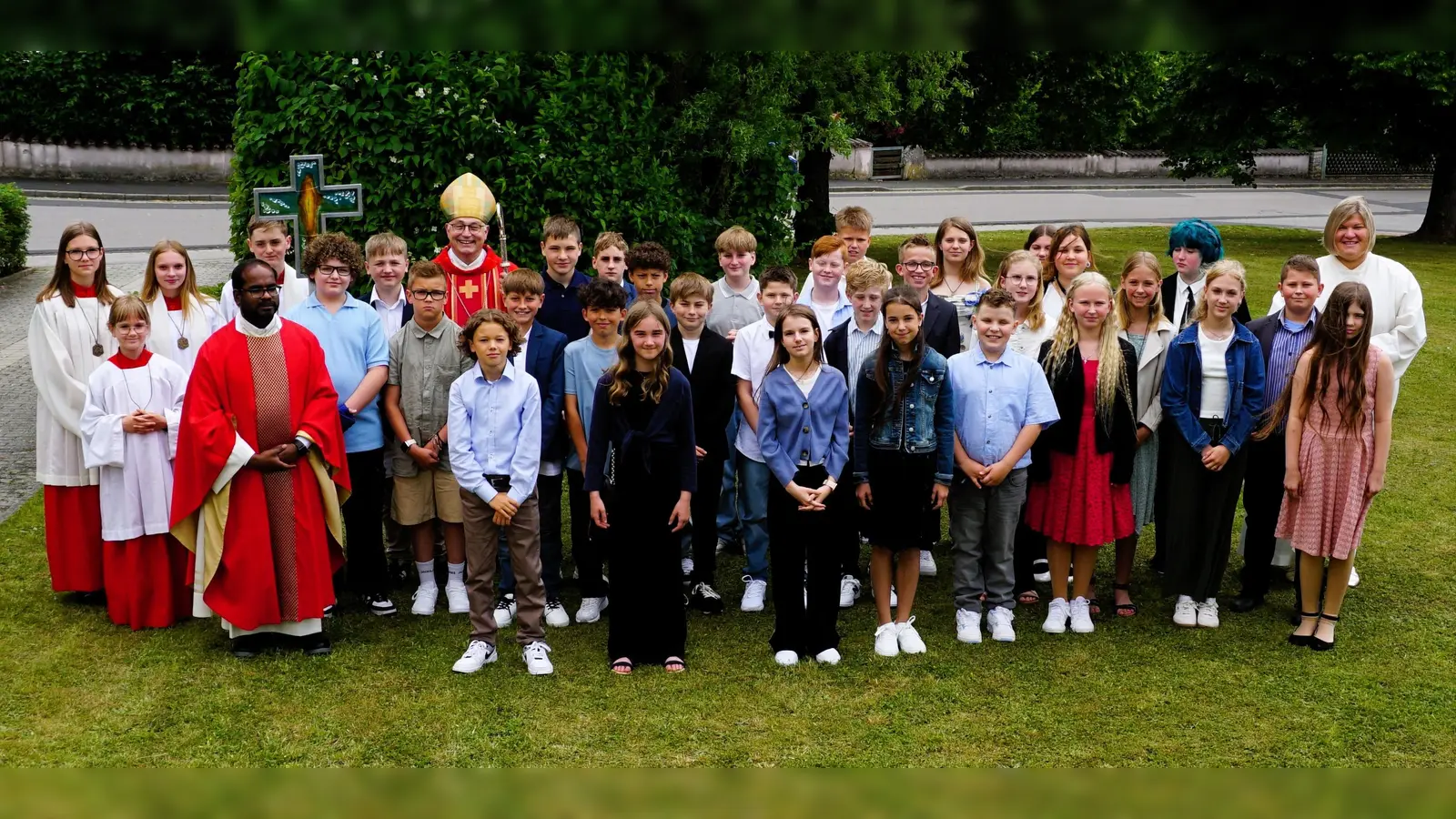 Die Mädchen und Jungen aus der Pfarreiengemeinschaft Theuern-Ebermannsdorf-Pittersberg nach ihrer Firmung in der Bruder-Konrad-Kirche in Ebermannsdorf durch Abt Hermann Josef Kugler (hinten). Vorbereitet wurden sie auf dieses Sakrament von der Gemeindereferentin Kathrin Blödt (hinten rechts) und Pfarrer Sagai (vorne). (Bild: Christine Wendl)