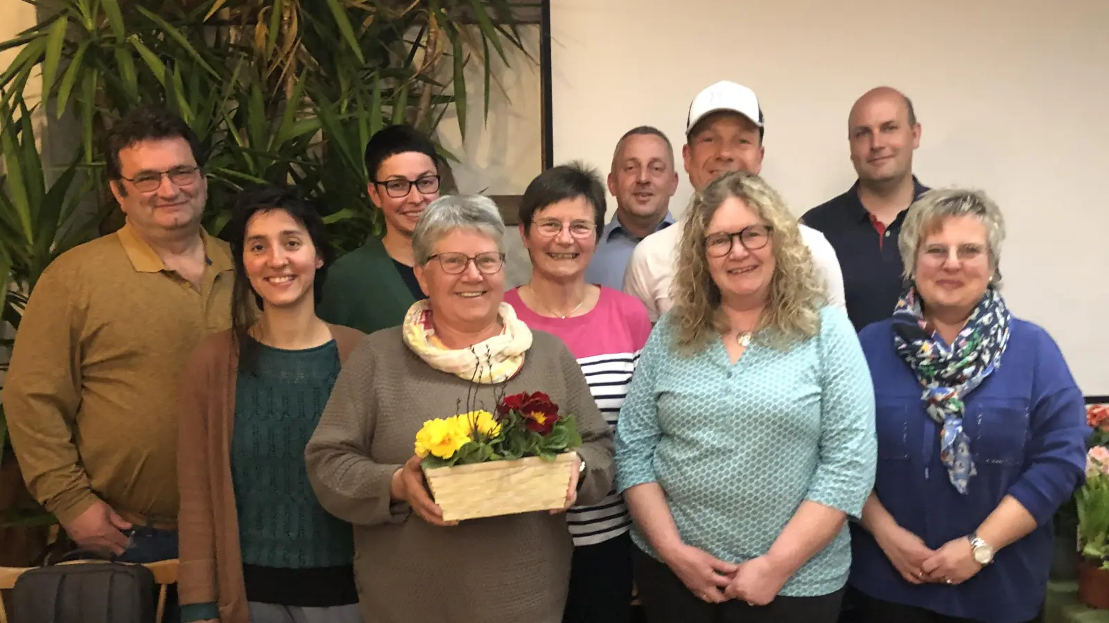 Die neue Vorstandschaft mit Stellv. Bürgermeister Richard Leißner (hinten rechts), Kreisfachberater Markus Fuchs (hinten links) und Angelika Friedlein (vorne mit Blumen). (Bild: Pauline Regler)