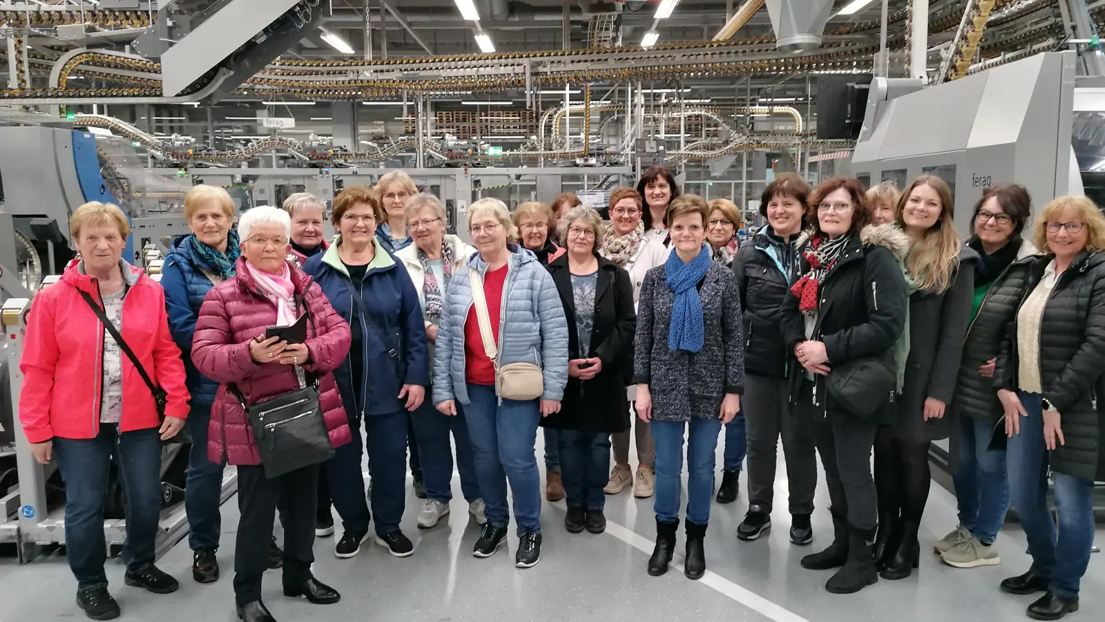 Evangelischer Frauenbund Floß ist beeindruckt vom Druckzentrum Oberpfalz Medien. (Bild: Christa Riedel)