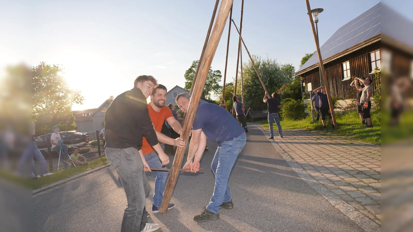 Albersrieth: Die starken Albersriether Maibaumaufsteller (Bild: Franz Völkl)