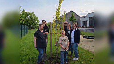 Sabine Brabec (links) und die Mitglieder des Stiftländer Heimatvereins zusammen mit Kinderhausleitung Franziska Lang (rechts) und einem der Kinder vor dem gespendeten Baum.  (Bild: Aneta Sowa )