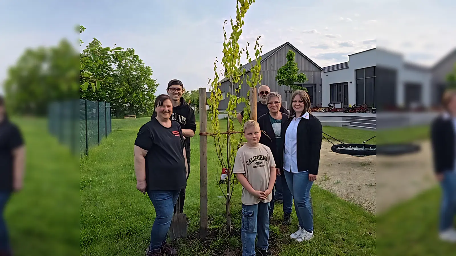 Sabine Brabec (links) und die Mitglieder des Stiftländer Heimatvereins zusammen mit Kinderhausleitung Franziska Lang (rechts) und einem der Kinder vor dem gespendeten Baum.  (Bild: Aneta Sowa )