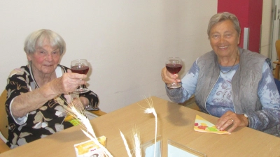Prost! Die Marienheimbewohner/innen feierten Weinfest (Bild: Daniela Donhauser)