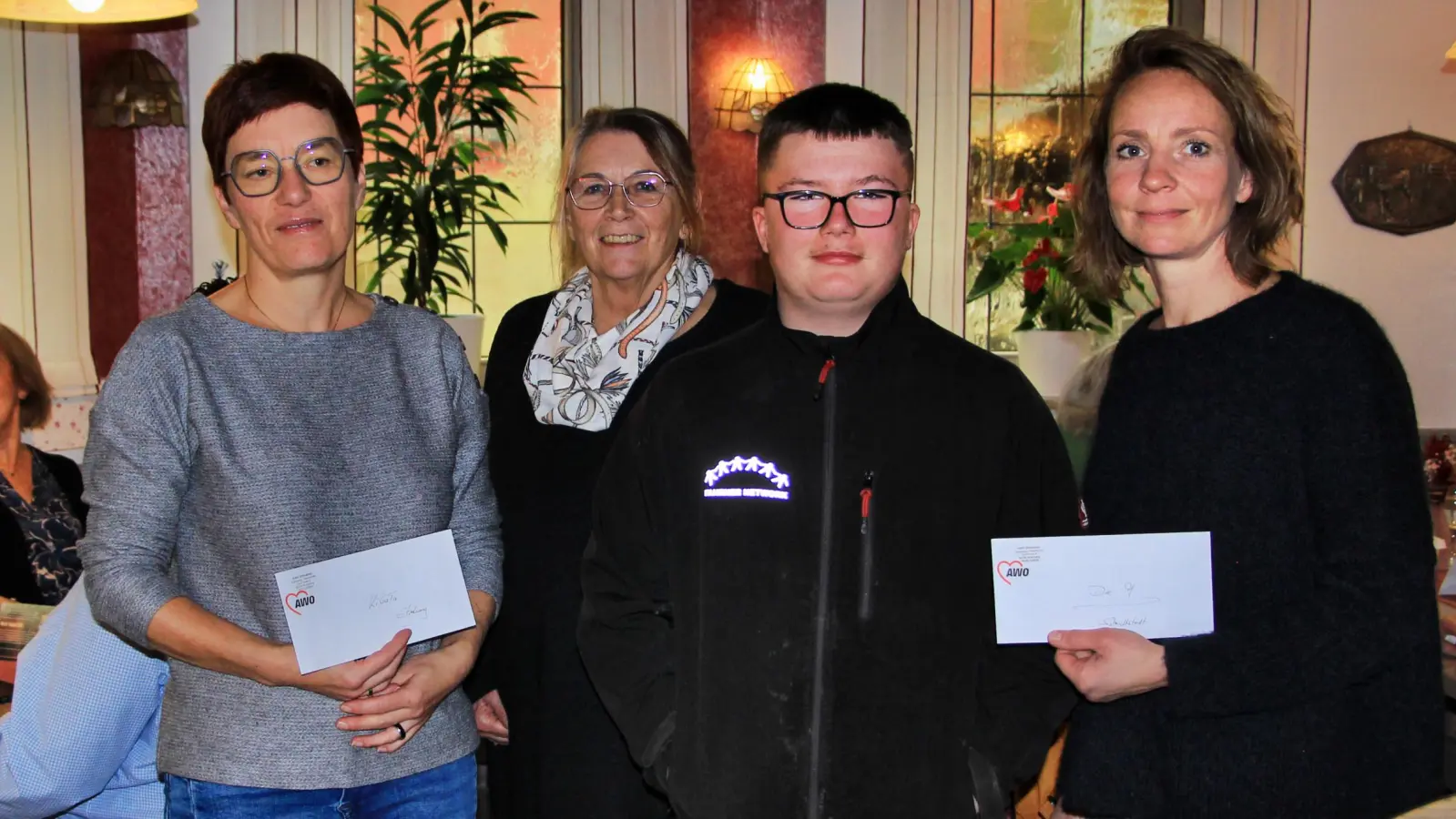 Kerstin Renner, Ute Höhlein, Fabian Neumann und Anna Vollmer (von links) nach der Spendenübergabe des AWO-Ortsvereins Etzelwang-Neukirchen. (Bild: Leonhard Ehras)