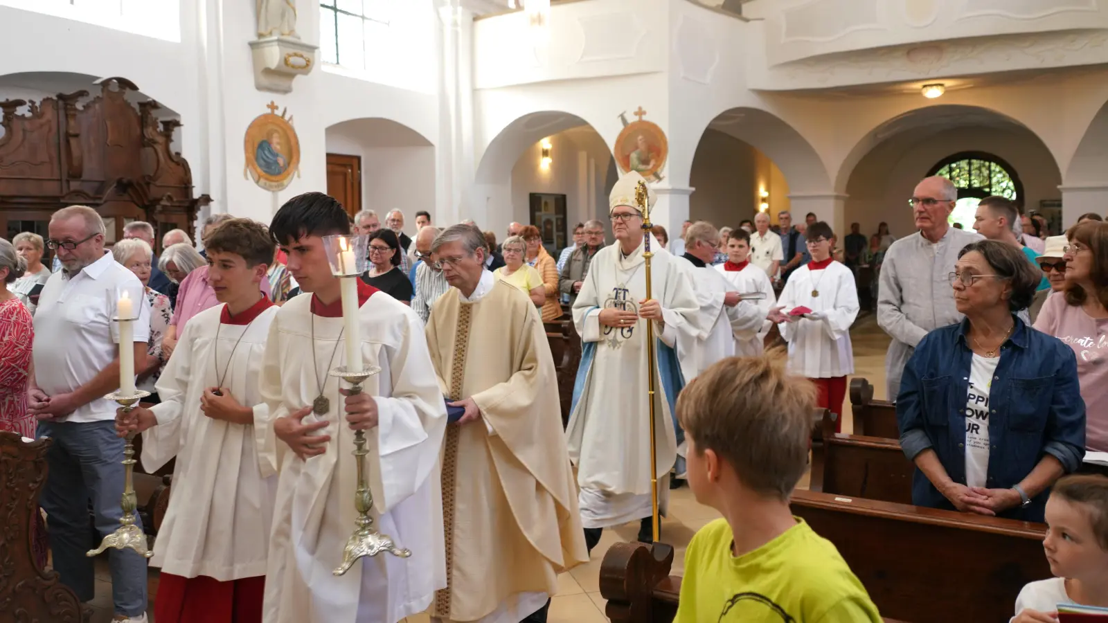 Weihbischof Dr. Josef Graf zieht in die Wallfahrtskirche am Fahrenberg ein. (Bild: Franz Völkl)