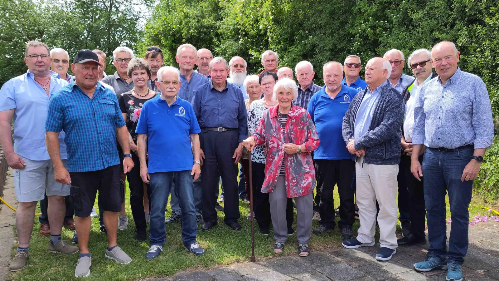 Für langjährige Mitgliedschaft geehrte Mitglieder der Siedlergemeinschaft Lengen feld mit Bürgermeister Roland Strehl (erster von rechts) und dem Bezirksvorsitzenden des Verbands Wohneigentum Reihard Ott (zweiter von rechts). (Bild: Armin Amrhein )