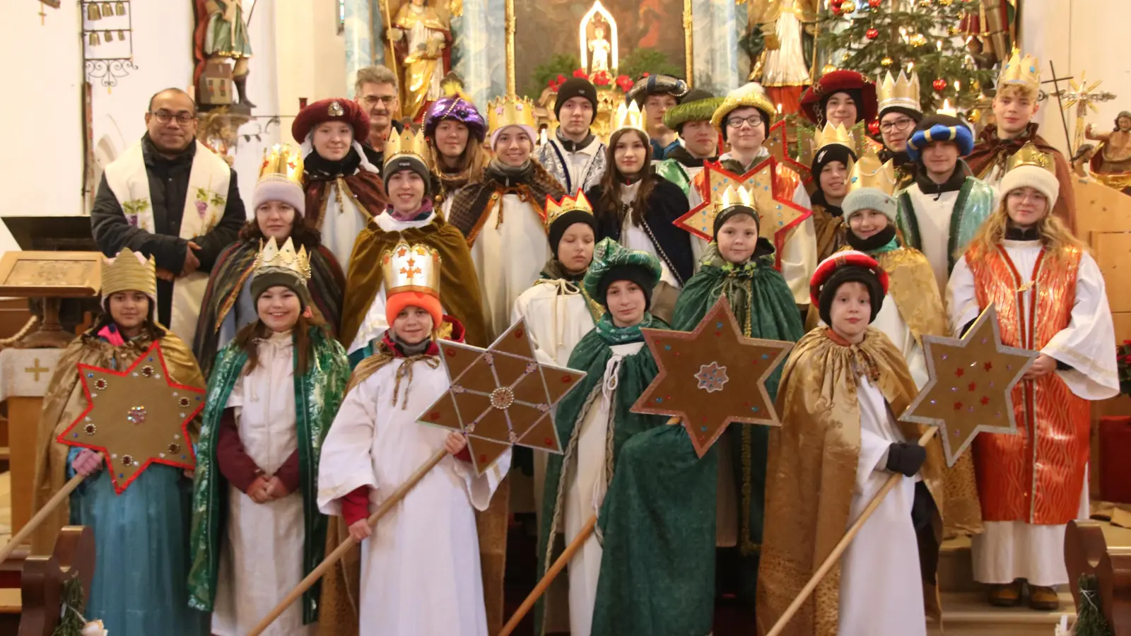 Die Sternsinger der Pfarrei Schlicht mit Pfarrvikar Jimmy Joseph (li) und Mesner und Betreuer Werner Rieger (3.v.li.). (Bild: Werner Prechtl)