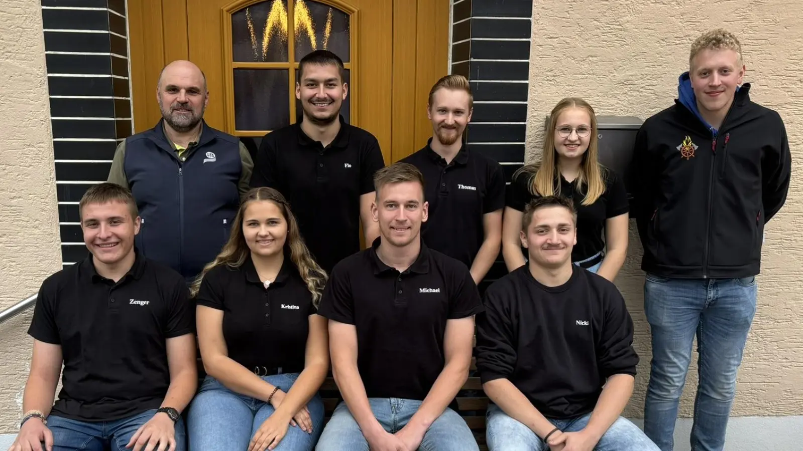 Die Vorstandschaft der KLJB Hohentreswitz mit Pfarrer Johann Spitzhirn. (Bild: Thomas Bronold)