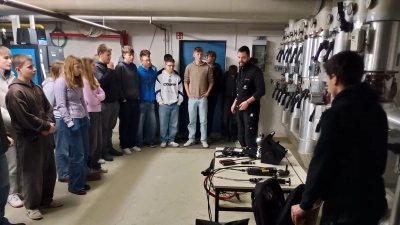 Vorstellung des Berufs des Kaminkehrers im Heizungsraum der Realschule im Stiftland (Bild: Thomas Baumgärtner)