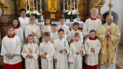 Neun Kinder, drei Mädchen und sechs Buben, feierten in der Pfarrkirche St. Michael ihre Erstkommunion. Re. Pfarrer Johann Hfmann, li. hinten Gemeindereferentin Barbara Schlosser. (Bild: Fritz Dietl)