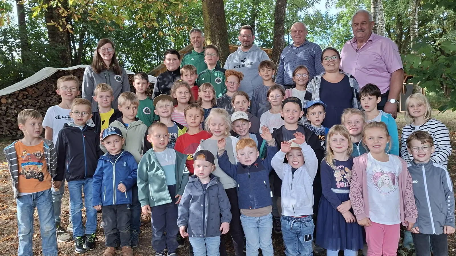 32 Kinder beteiligten sich an der Ferienprogramm-Aktion des Großenseeser Schützenvereins. Über das Interesse freuten sich (von hinten links) Jugendleiterin Christine Gradl, Jugendleiter Josef Haberkorn, Jugendleiter Andreas Werner, Vorsitzender Helmut Kipferl, Jugendbeauftragte Tanja Wettinger und Bürgermeister Johann Burger (Bild: Karina Bauer )