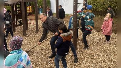 BGM Karlheinz Budnik und die vielen Helferinnen und Helfer der Klassen 1a und 1b verteilen Hackschnitzel am neuen Speilplatz (Bild: Karlheinz Budnik)