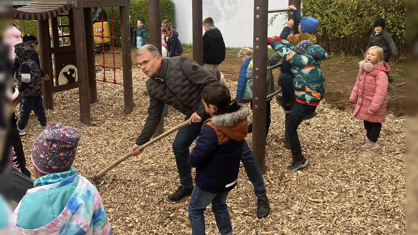 BGM Karlheinz Budnik und die vielen Helferinnen und Helfer der Klassen 1a und 1b verteilen Hackschnitzel am neuen Speilplatz (Bild: Karlheinz Budnik)