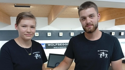 Erik Dobler gratuliert Susanne Trißl zur Wahl als Social Media Beauftragte (Bild: Alfred Koch)