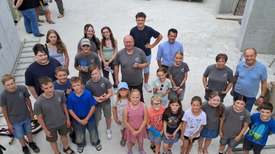 20 Ministranten mit den Verantwortlichen und Pfarrer Thomas Kohlhepp inmitten der Baustelle „Neues Pfarrzentrum” (Bild: Priska Hofmann)