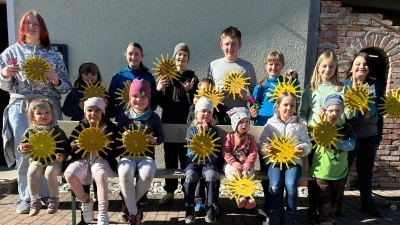 Kinder des Mami-Stammtischs mit gebastelten Sonnen-Pinwänden (Bild: Daniela Pscherer)