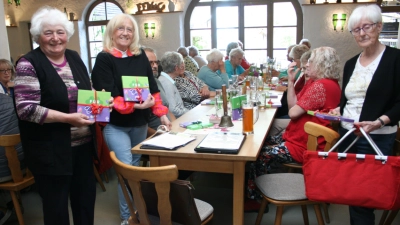 v. R, Maria Bächer , Zita Schuster(2. Vorsitzende) und Elfriede Kempke verteilen die Geschenke der Sen. Vereinigung (Bild: Erwin Bächer)