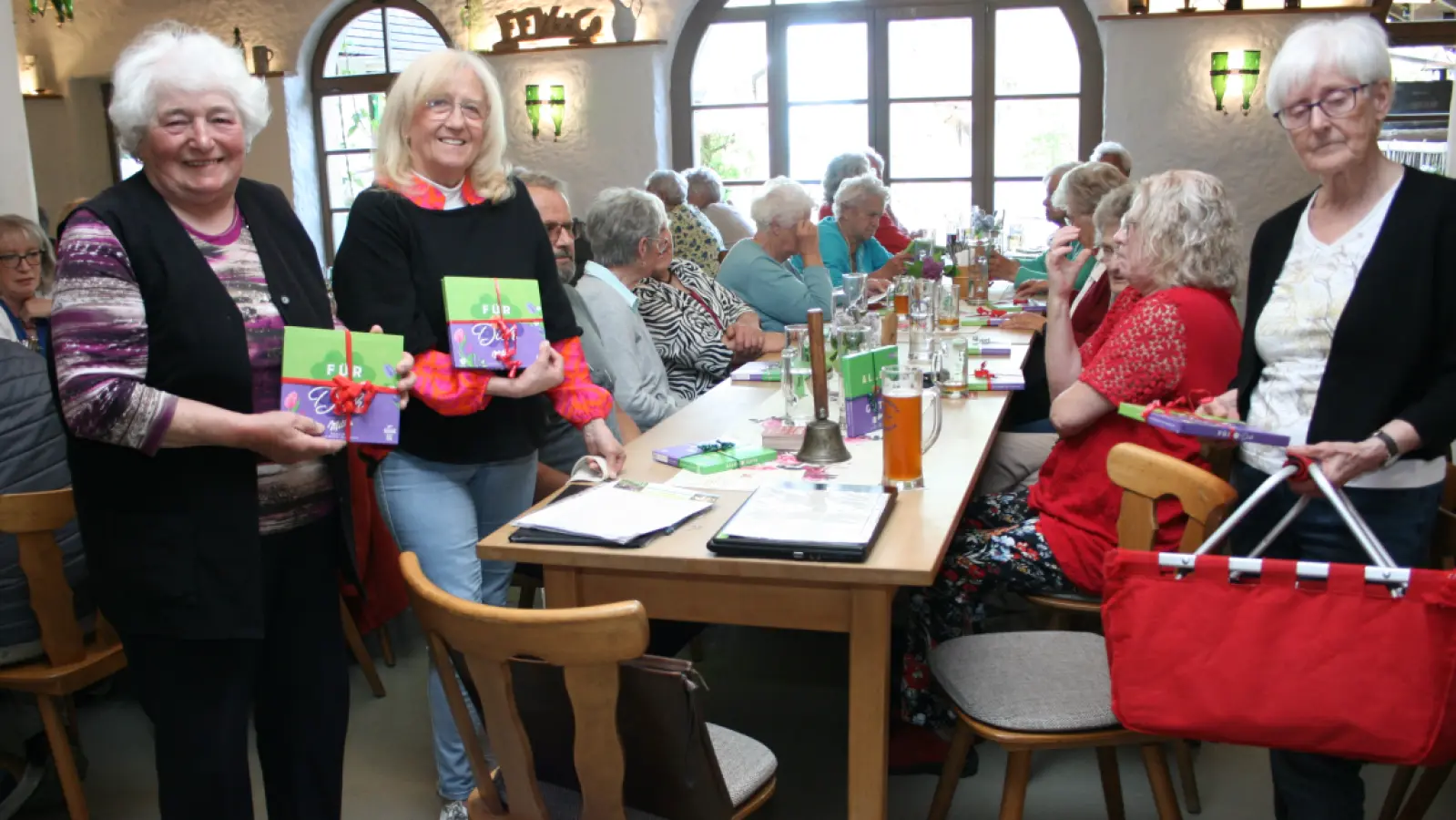 v. R, Maria Bächer , Zita Schuster(2. Vorsitzende) und Elfriede Kempke verteilen die Geschenke der Sen. Vereinigung (Bild: Erwin Bächer)