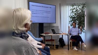 Heilpädagogin und Traumatherapeutin (HeilprG) Dagmar Schütz in der Teilnehmerrunde (Bild: Ulrike Pfleger)