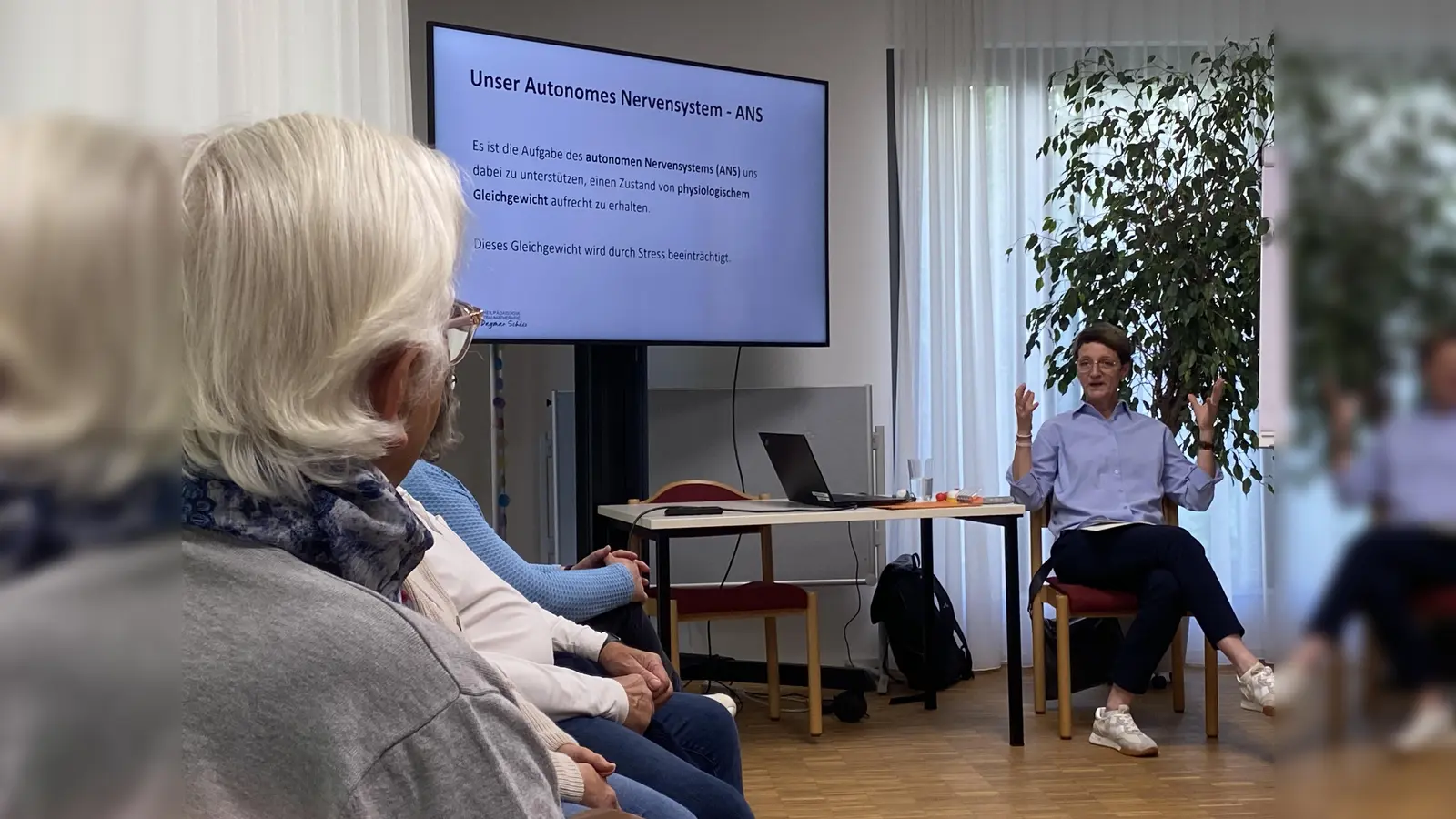 Heilpädagogin und Traumatherapeutin (HeilprG) Dagmar Schütz in der Teilnehmerrunde (Bild: Ulrike Pfleger)