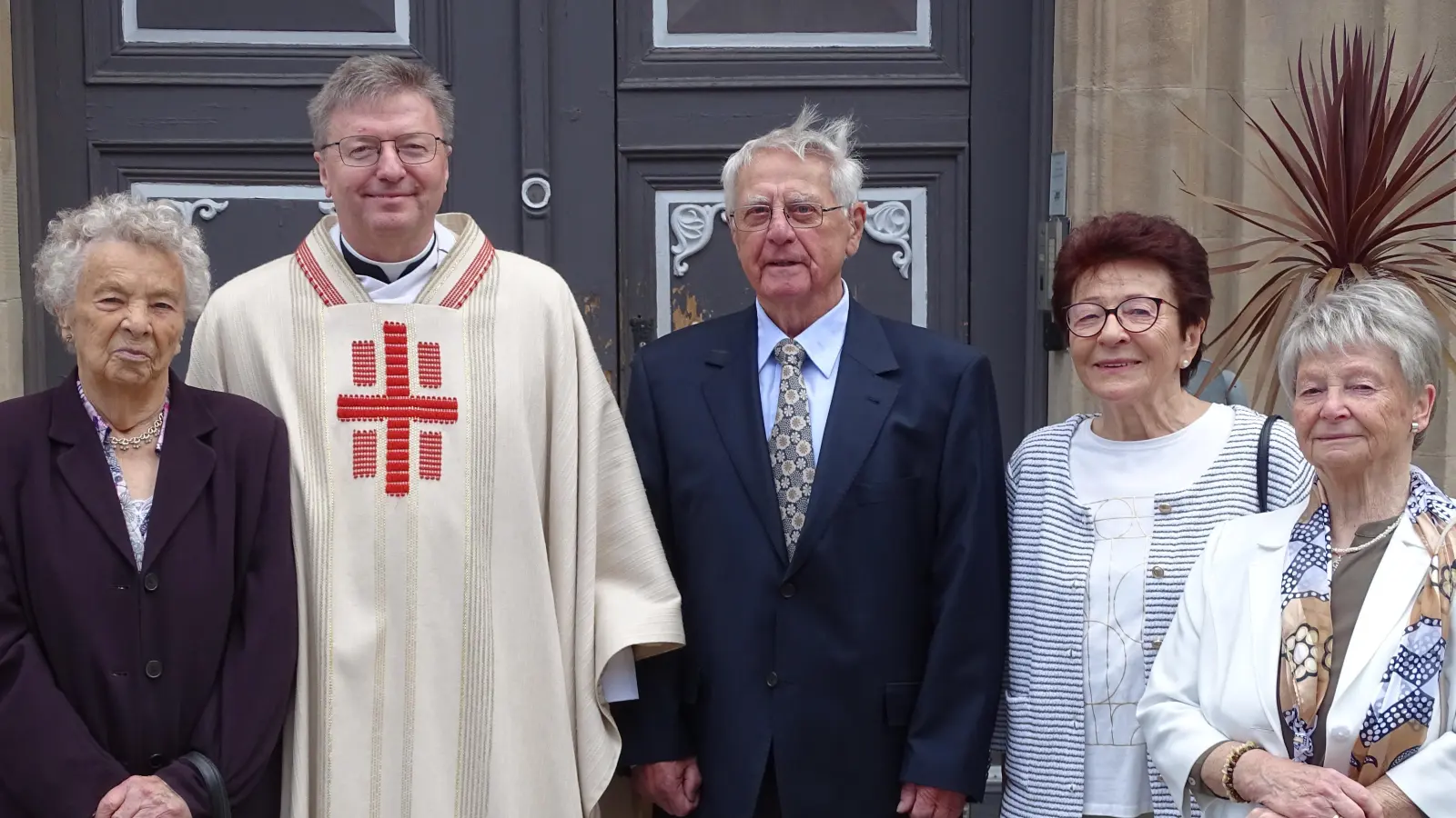 Die ältesten Teilnehmer der Jubelkommunion, hier mit Ortspfarrer Pater Markus Flasinski, feierten vor 80 und 85 Jahren ihre Erstkommunion. (Bild: Markus Müller )