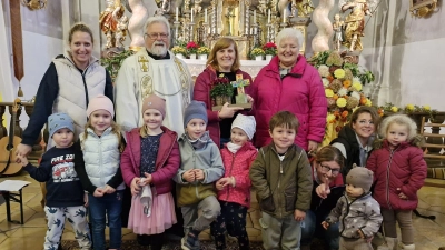 Pfarrer Pirner mit dem Kinderkirchen-Team und Gisela Schulze, die nach 11 Jahren verabschiedet wurde. (Bild: Annemarie Fichtner)