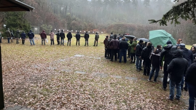 Trotz der nassen Witterung folgten viele der Einladung der Hubertus-Schützen (Bild: Roland Rupprecht)