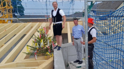 Zimmermeister Adrian Blödt und Pfarrer Thomas Kohlhepp beim Richtspruch für das Neue Pfarrzentrum. (Bild: Priska Hofmann)