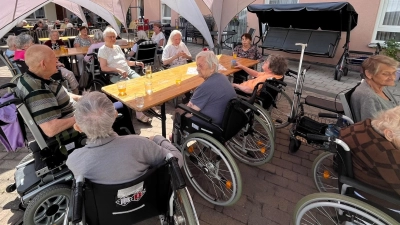 Bei sommerlichen Temperaturen verbrachten die Senioren von St. Sebastian einen schönen Nachmittag mit der Frauenunion. (Bild: Susanne Schnabel)