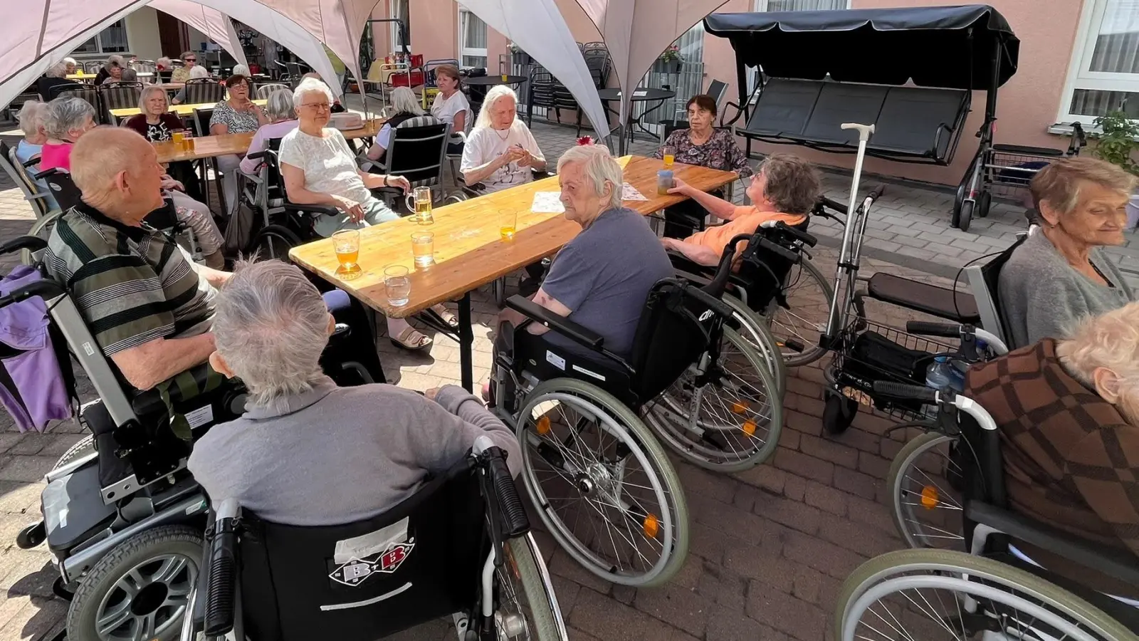 Bei sommerlichen Temperaturen verbrachten die Senioren von St. Sebastian einen schönen Nachmittag mit der Frauenunion. (Bild: Susanne Schnabel)