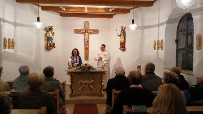 Zahlreiche Gläubige feierten mit Pfarrer Udo Klösel den Patroziniumsgottesdienst in der St. Michaelskapelle in Ragenwies. Katja Süß trug dabei die Lesung vor. (Bild: Bernhard Rom)