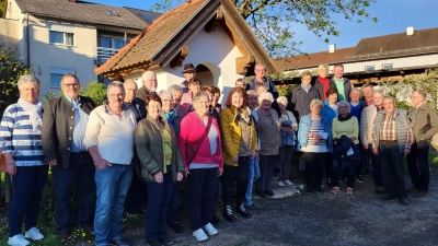 Die Teilnehmer bei der Kapelle zum guten Hirten im Abendlicht  (Bild: Gabi Ernst)