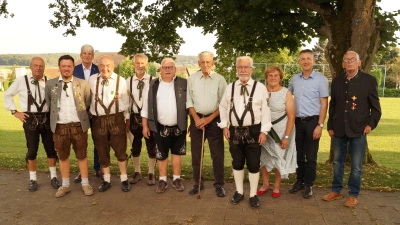 Die Ehrengäste mit dem Gründungsmitglied Josef Strobl 5. von rechts. (Bild: Hermann Schmidt)