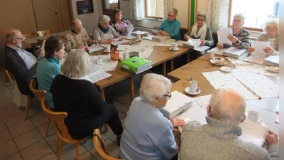 Im Pittersberger Schützenheim trifft sich der Singkreis alle 14 Tage gerne und singt alte, deutsche Volkslieder, denn da kommt Freude und Spaß und zugleich stets auch nettes Miteinander auf. Witze von Dieter Walter stehen da genauso auf der Tagesordnung.  (Bild: Michael Götz)
