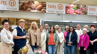 Diana Herrmann und Rainer Sindersberger von der Tafel zeigen den Damen des Inner Wheel Clubs Weiden mit Präsidentin Rebecca Sindersberger die Räume der „Tafel” in Weiden (von links). Foto Inner Wheel Club Weiden (Bild: Petra Jüttner)