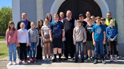 Teilnehmer vor der Kapelle in Luppersricht (Bild: Brigitta Heidlinger)