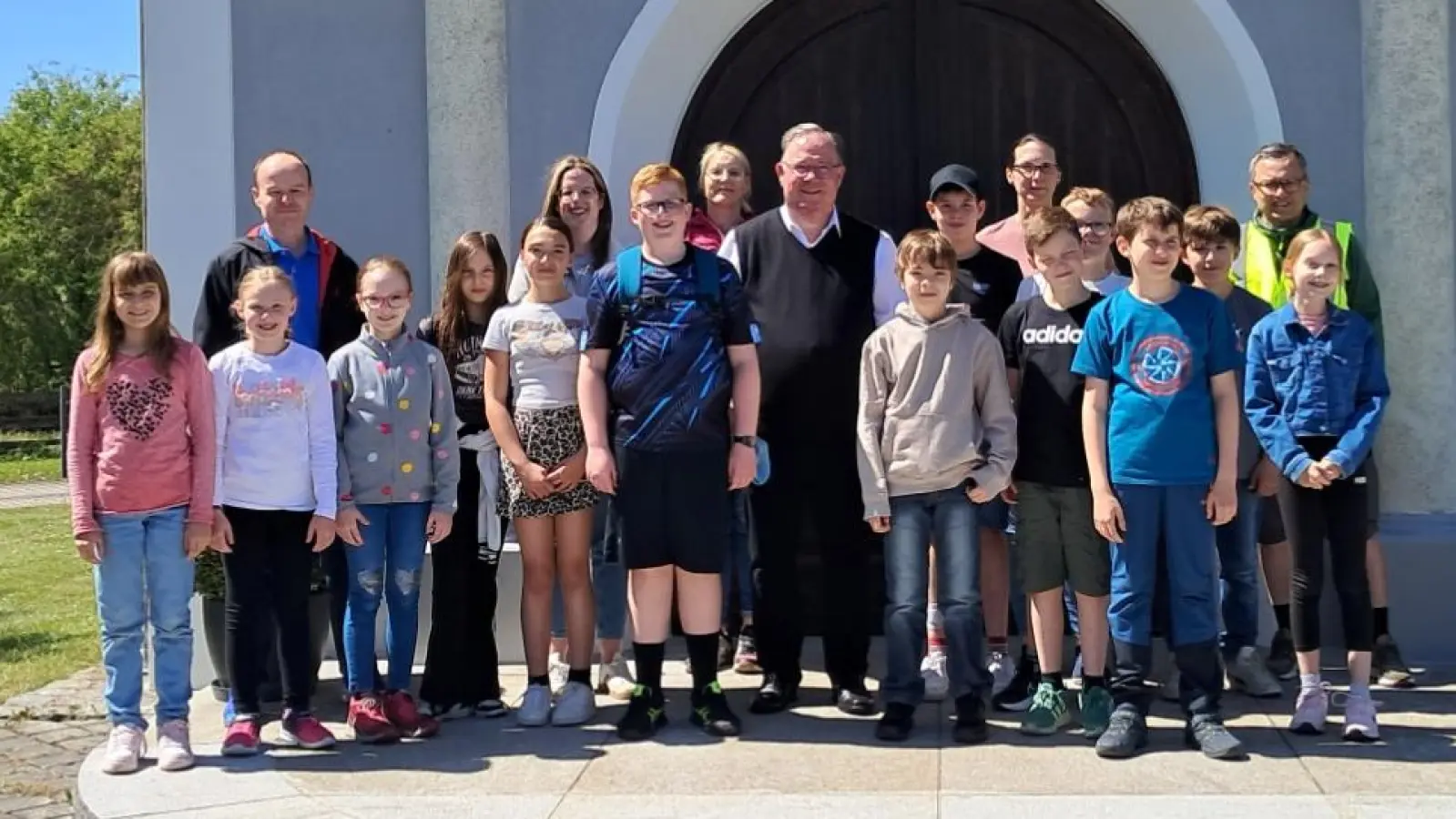 Teilnehmer vor der Kapelle in Luppersricht (Bild: Brigitta Heidlinger)