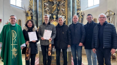 Pfarrer Slawomir Niemczewski (v.l.), Christa Bauer, Hubert Fischer, Pfarrgemeinderatsvorsitzender Josef Weinfurtner, Josef Hollweck, Christoph Frohmader und Kirchenpfleger Christian Bauer (Bild: Johannes Zeindl)