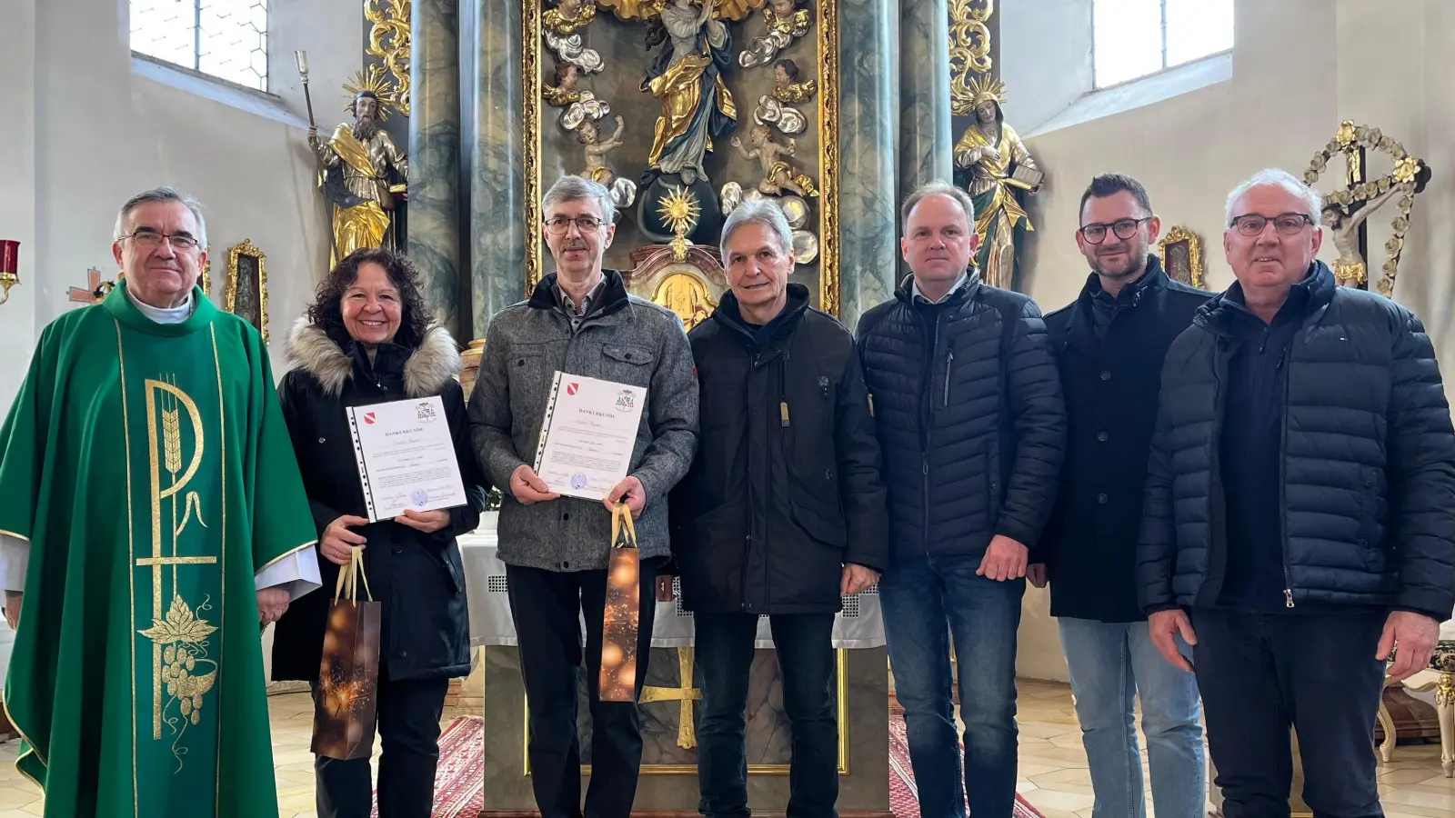 Pfarrer Slawomir Niemczewski (v.l.), Christa Bauer, Hubert Fischer, Pfarrgemeinderatsvorsitzender Josef Weinfurtner, Josef Hollweck, Christoph Frohmader und Kirchenpfleger Christian Bauer (Bild: Johannes Zeindl)