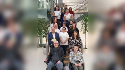 Die Teilnehmenden des Projektes „Kennen lernen und Können lernen“. Von links: 1.	Reihe: Matthias Schießl, Sebastian Müller, 2.	Reihe: 2. Bürgermeister Preuß, Kerstin Klober, Nadine Gräml, 3. Reihe: Oliver Kuhn, Marion, Augsberger, Sandy Petzold, 4. Reihe: Katharina Reuther, Katrin Bäumler, 5. Reihe: Dagmar Dehnert, Claudia Wiederer, Julia Möbus, 6. Reihe: Yvonne Roidl, Luise Birner, 7. Reihe: Tobias Hirsch, Dr. Julia Riß, Ina Bogner, 8. Reihe: Kerstin Schütz, Volker Glombitza, Florian Gebhardt. <br> (Bild: Bernhard Albrecht)