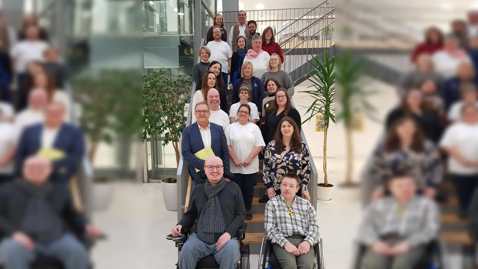 Die Teilnehmenden des Projektes „Kennen lernen und Können lernen“. Von links: 1.	Reihe: Matthias Schießl, Sebastian Müller, 2.	Reihe: 2. Bürgermeister Preuß, Kerstin Klober, Nadine Gräml, 3. Reihe: Oliver Kuhn, Marion, Augsberger, Sandy Petzold, 4. Reihe: Katharina Reuther, Katrin Bäumler, 5. Reihe: Dagmar Dehnert, Claudia Wiederer, Julia Möbus, 6. Reihe: Yvonne Roidl, Luise Birner, 7. Reihe: Tobias Hirsch, Dr. Julia Riß, Ina Bogner, 8. Reihe: Kerstin Schütz, Volker Glombitza, Florian Gebhardt. <br> (Bild: Bernhard Albrecht)