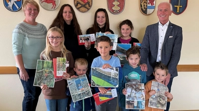 Die Teilnehmer des Fotowettbewerbs mit der Jury (hinten, von links) Monika König, Alexandra Mark-Sischka, Anne Sischka und Alisia Schmid sowie (vorne, von links) Franziska Müller, Maximilian Müller, Bastian Schmid, Noah Ritter, Valentin Ritter und Bürgermeister Peter König. (Bild: Gemeinde Neusorg/exb)