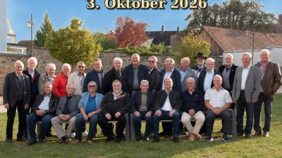 Die 24 Teilnehmer beim Auftaktfoto des Schülertreffens des Jahrgangs 1950/1951 anlässlich des 75.Geburtstages in den „Neuen Gärten” (Bild: Roman Preis, Fotostudio Waldsassen)