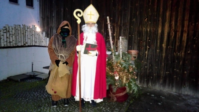 Auch heuer besucht der Nikolaus und Knecht Ruprecht die Kinder im Gemeindegebiet Schwarzhofen (Bild: Julia Grund)