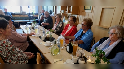 Viel Freude bereitete Karin Staschewski mit ihren Gedichten und Erzählungen bei der Muttertagsfeier des AWO-Ortsverbandes am Donnerstag. (Bild: Fred Lehner)