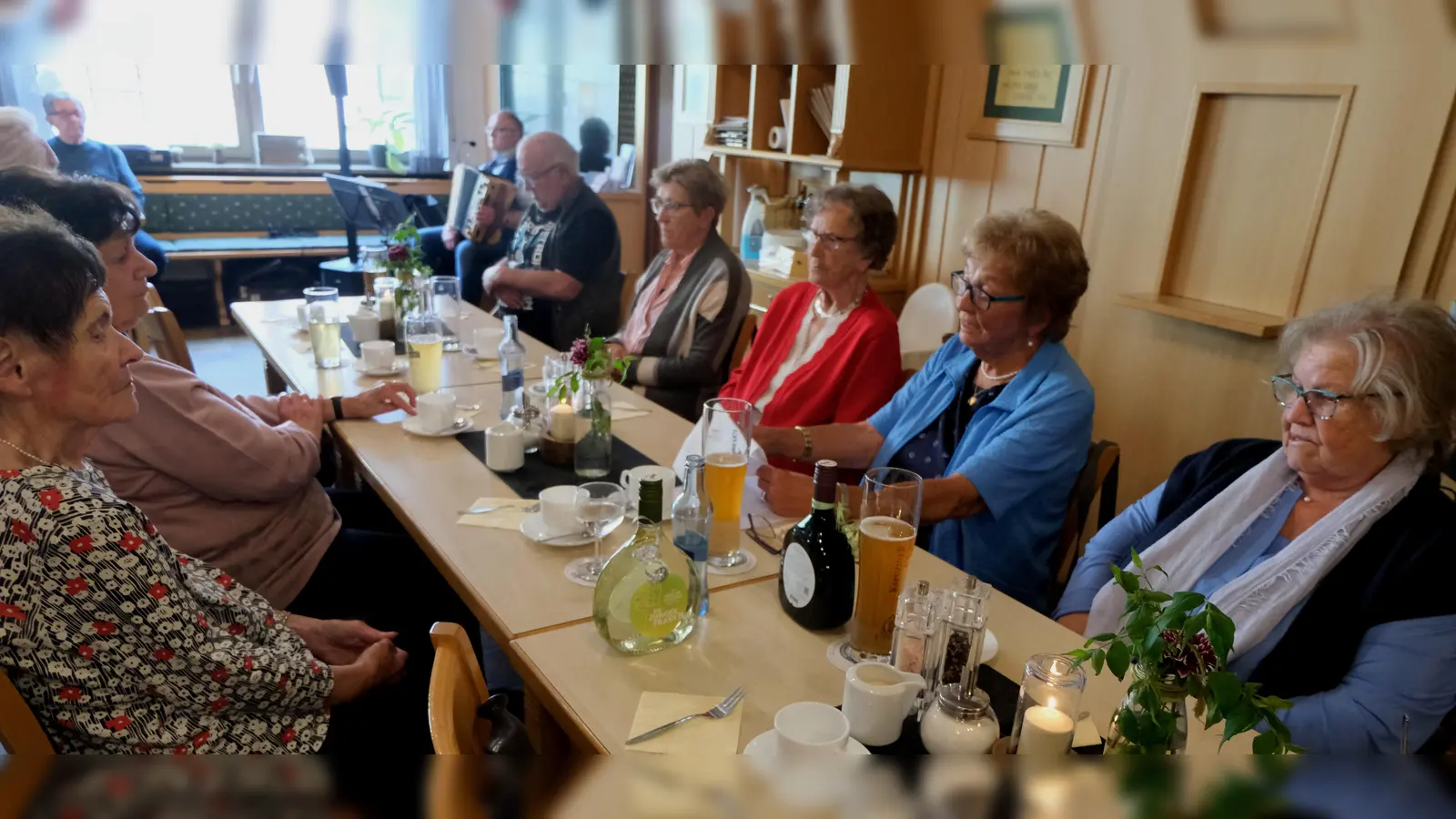 Viel Freude bereitete Karin Staschewski mit ihren Gedichten und Erzählungen bei der Muttertagsfeier des AWO-Ortsverbandes am Donnerstag. (Bild: Fred Lehner)