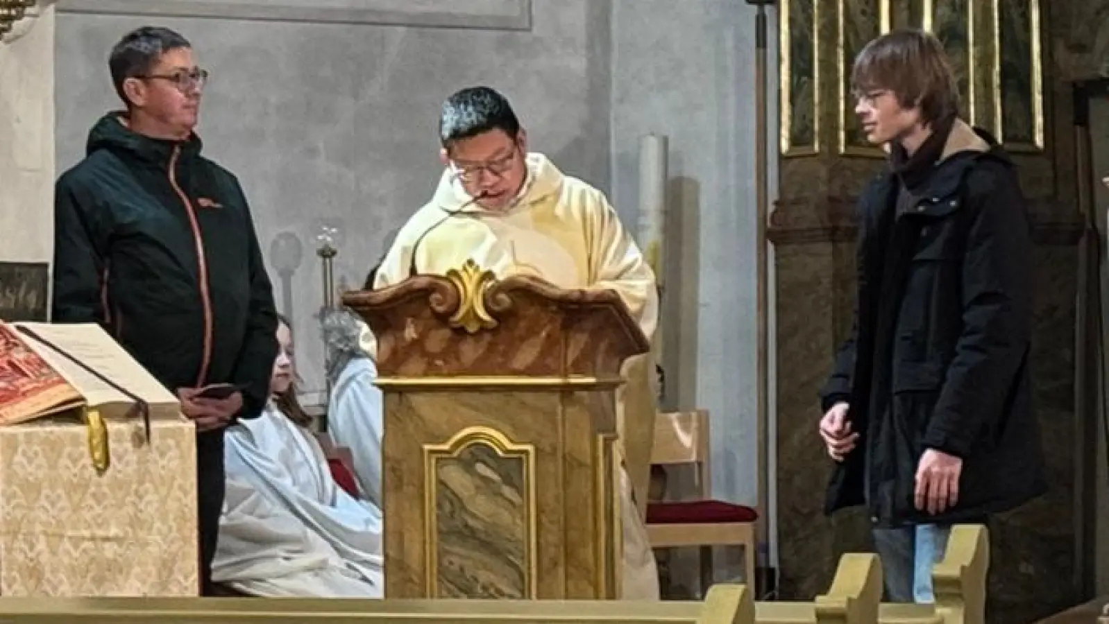 Marco Lindner, Pater Samuel und Joel Löckler bei der ehrenden Verabschiedung. (Bild: Herbert Ziegler)