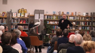 Achim Bogdahn liest vor dem begeisterten Publikum der Stadtbücherei St. Michael in Grafenwöhr (Bild: Bianca Regner-Hofmann/ Baumann)